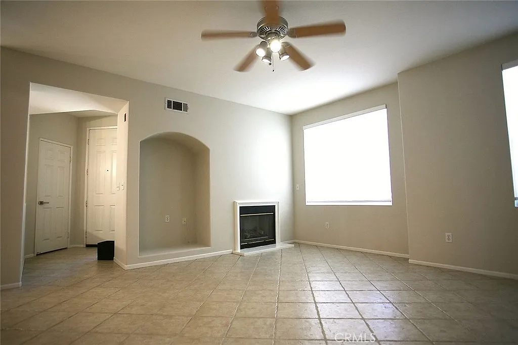 3 bed, 2.5 bath, 1627 sqft, $4,600 — Photo 4
