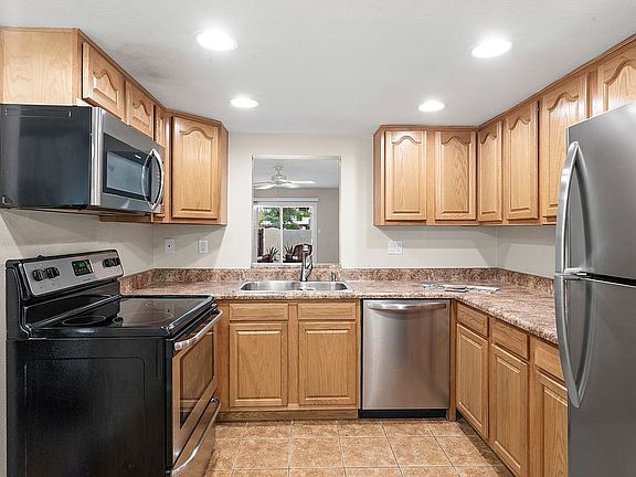 Kitchen w newer appliances