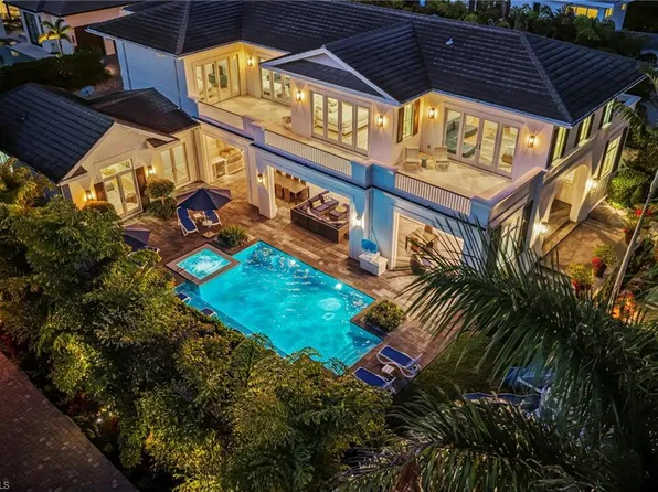 215 3rd Ave N, Naples, FL 34102