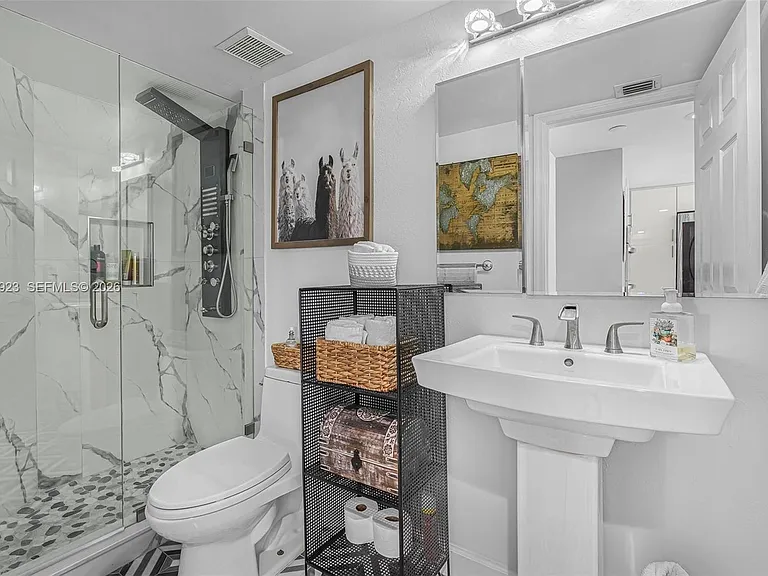 3500 Mystic Pointe Dr #604 — Photo 17