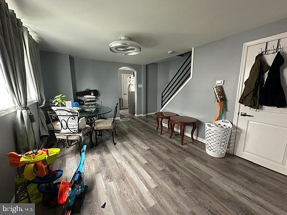 4th image of 819 W 2nd St