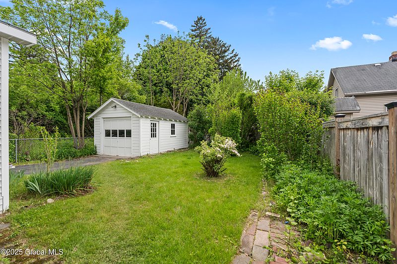 3rd image of 109 Vley Road
