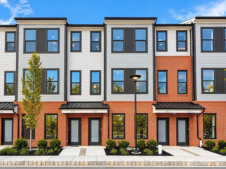 906 District Blvd