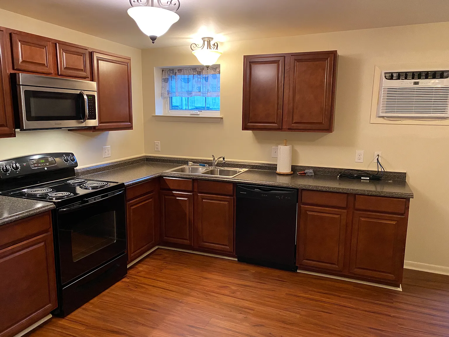 1 bed, 600 sqft, $1,500 — Photo 2