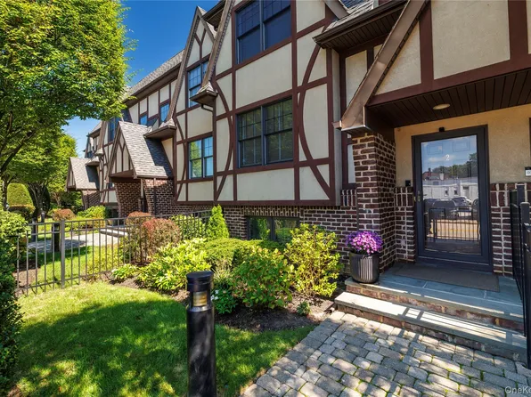 25 Lenox Road #2, Rockville Centre, NY 11570