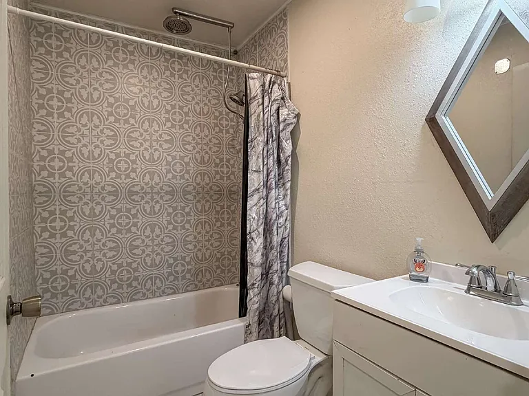 220 S Arrington Dr — Photo 6