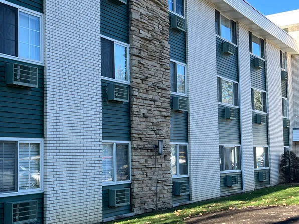 375 W Winchester Rd APT 211, Libertyville, IL 60048