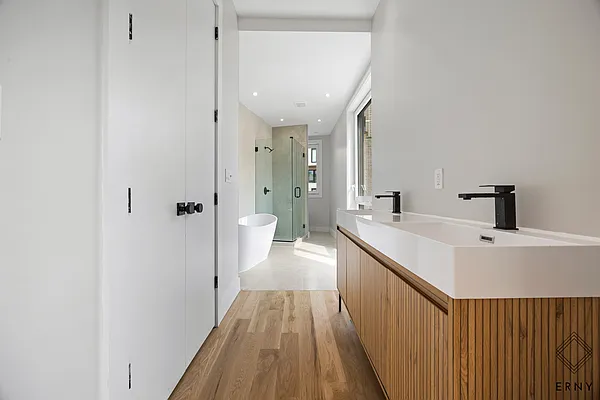 Bathroom, photo 1