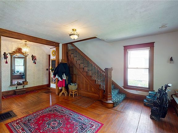 5th image of 525 E 2nd St