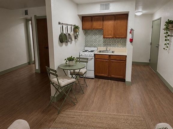2nd image of 1007 N Summit St #16