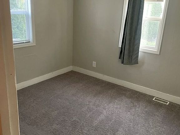 3rd image of 805 SW 124th St