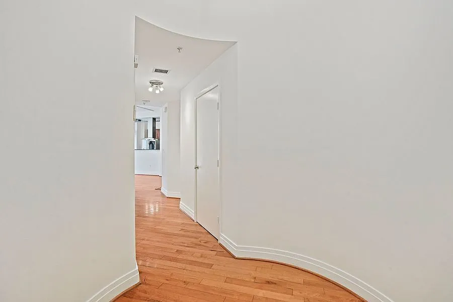 Luxury, 2 Bedroom Loft With Gym & Rooftop Deck - Parking And Storage Included! — Photo 4