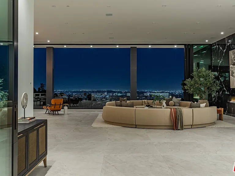 9364 Beverly Crest Dr — Photo 32