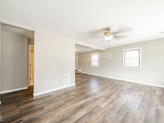 3rd image of 902 Progress St