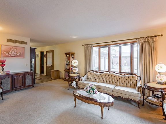 4th image of 410 W Summit St