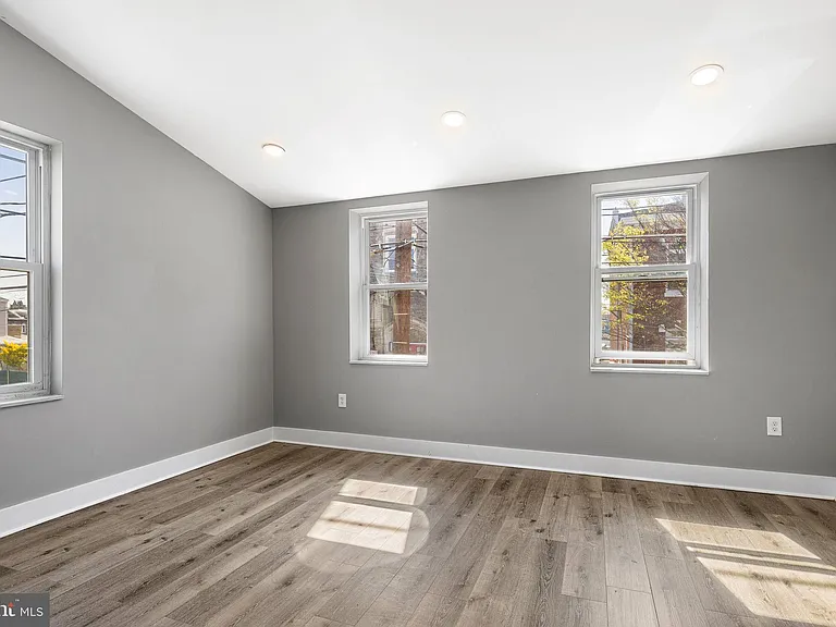 4626 E Thompson St — Photo 22