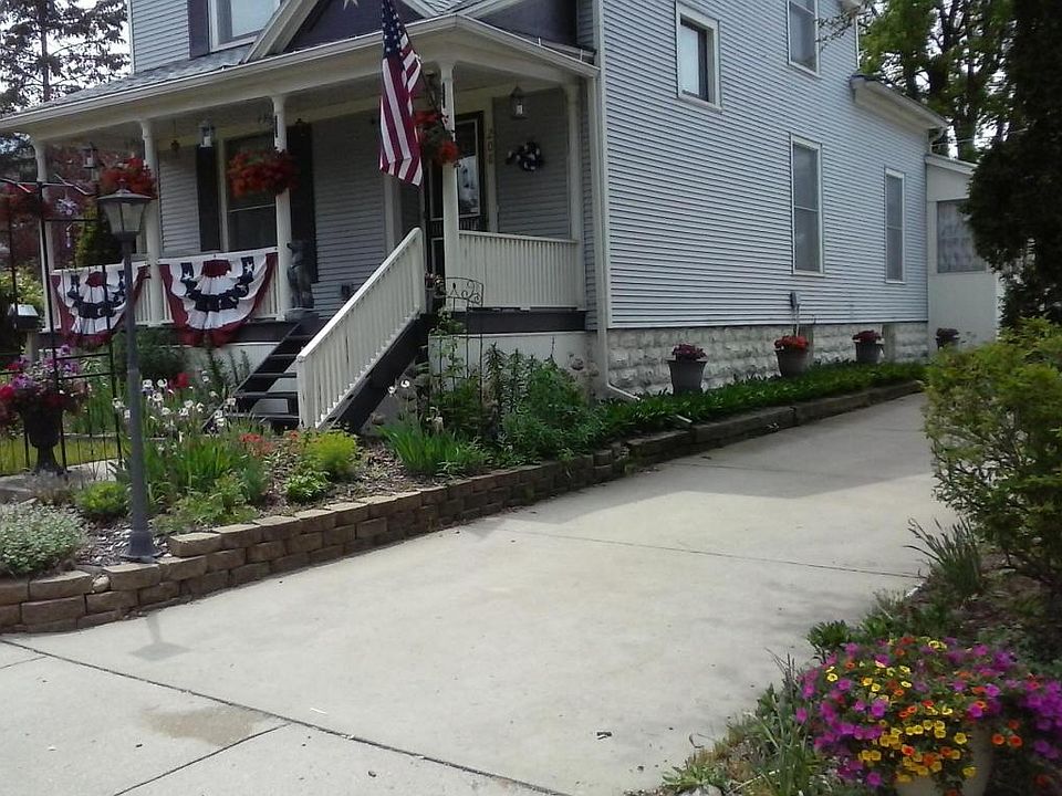 1st image of 208 Grand Rapids St