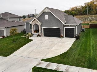 849 Creekmoor Pond Ln, Raymore, MO 64083