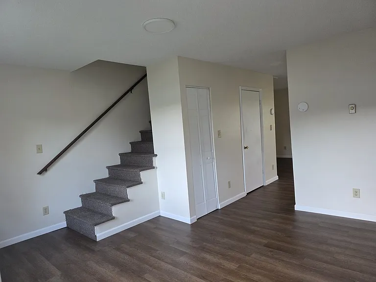 320 Hubbard St — Photo 27
