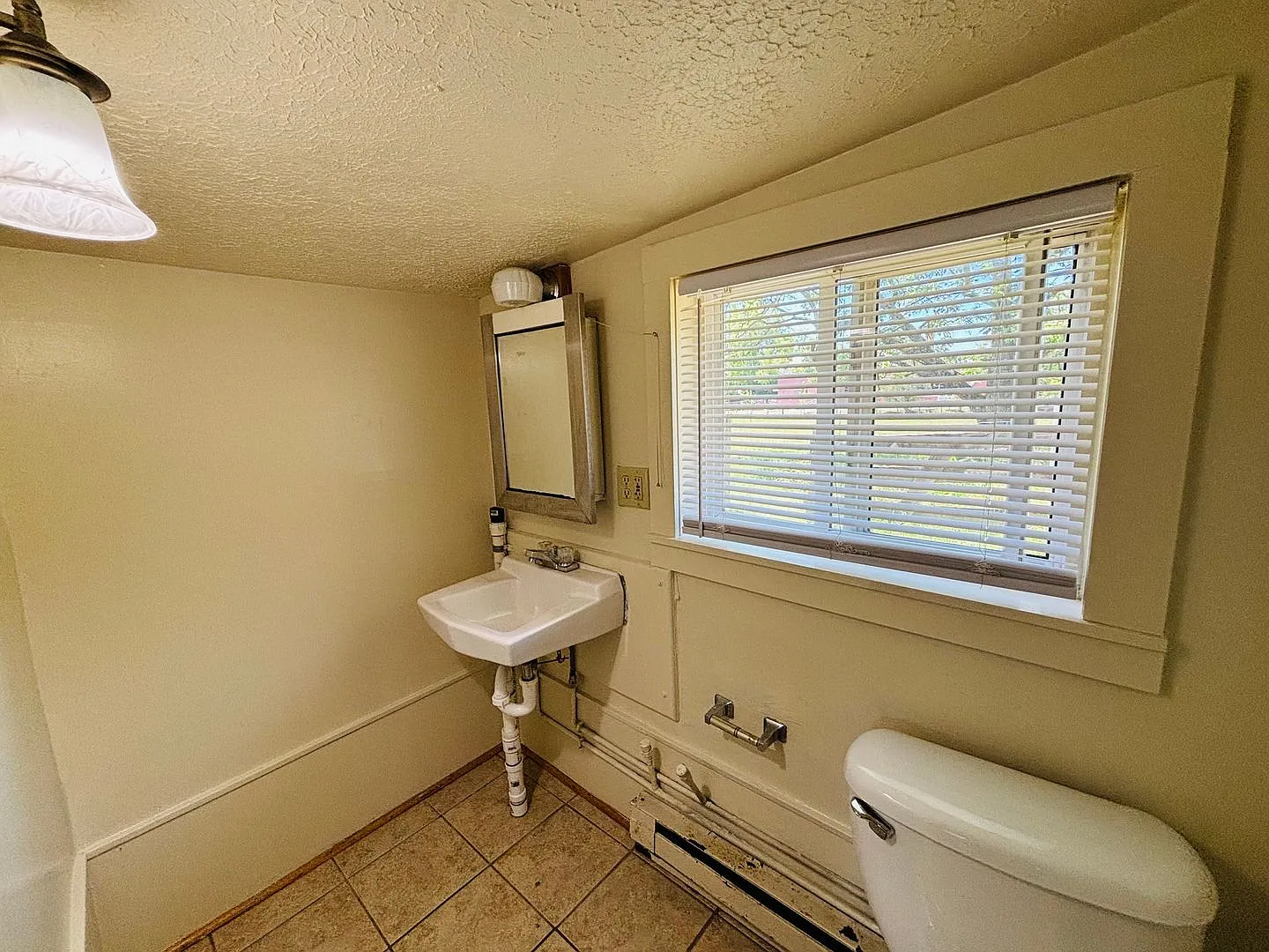 1 Bedroom 1 Bath Duplex — Photo 4