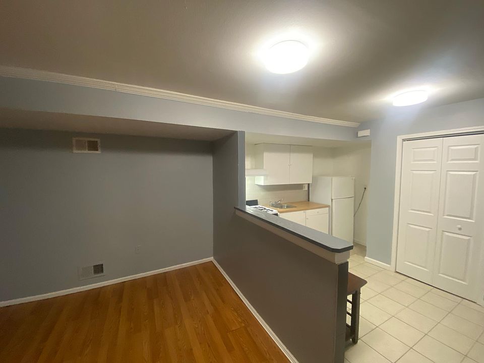 1st image of 250 Edgewater St #2