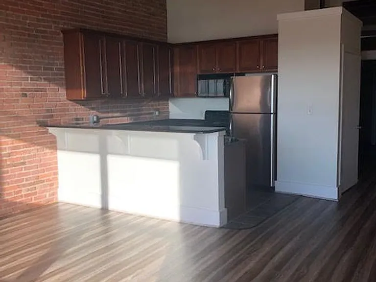 311 SW Water St — Photo 9