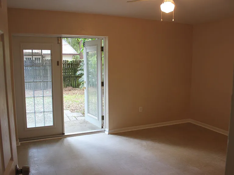 7011 SW 17th Pl — Photo 8