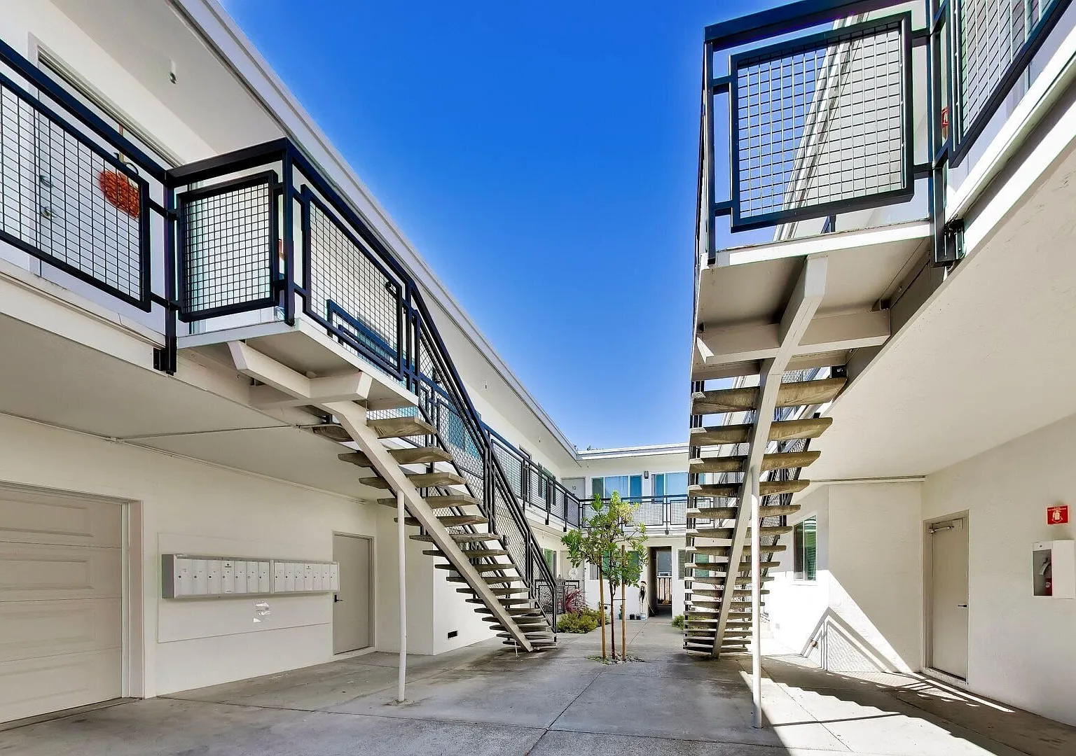 Newly Renovated One Bedroom with In-Unit Laundry & Garage Parking! — Photo 3