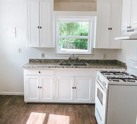 3rd image of 4854 Montrose Dr