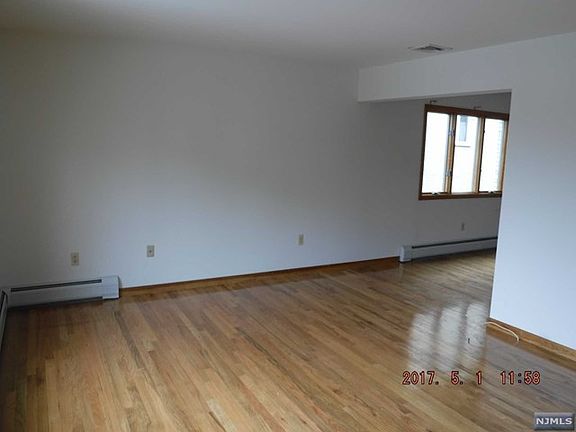 4th image of 2162 Mackay Ave #A