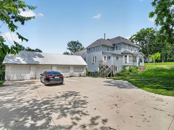 706 W 12th St, Cedar Falls, IA 50613