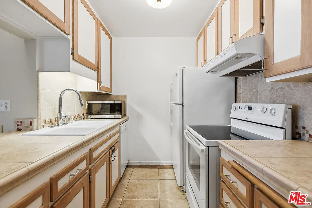 2 bed, 2.0 bath, 1050 sqft, $2,995 — Photo 3