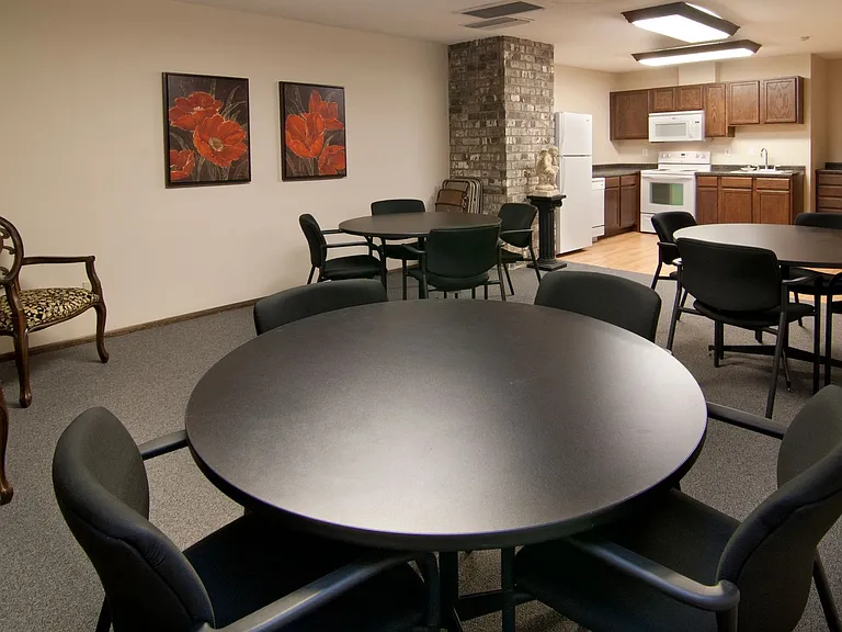 Xerxes Manor Apartments — Photo 21