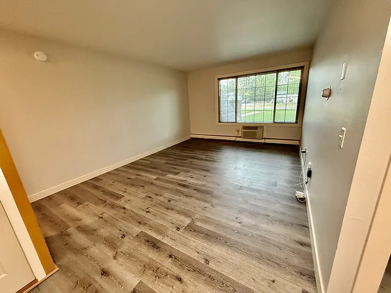 Middleton Commons — Photo 25