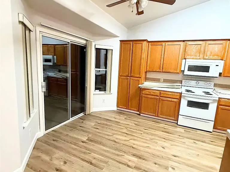2804 E Deyoung Dr — Photo 3