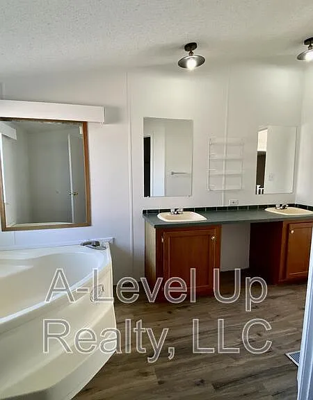 315 W Lee St — Photo 24