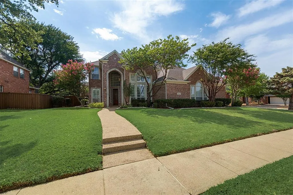 5 bed, 4.0 bath, 3855 sqft, $5,900 — Photo 2