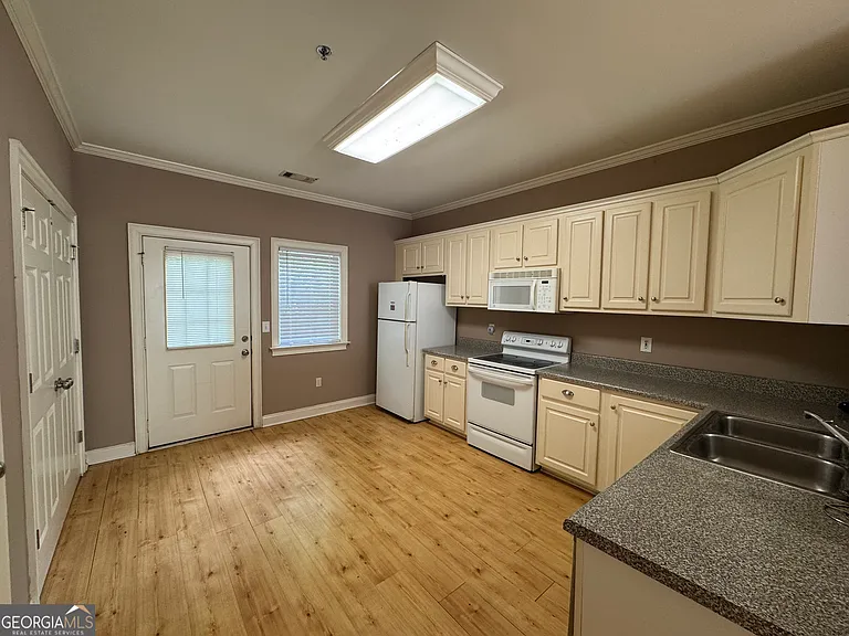 460 Barnett Shoals Rd #F6 — Photo 5