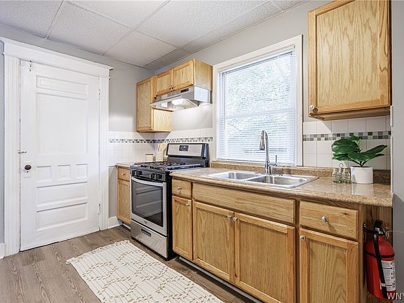 3rd image of 659 Seward St