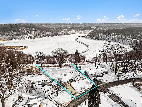 3rd image of 292 River Heights Cir