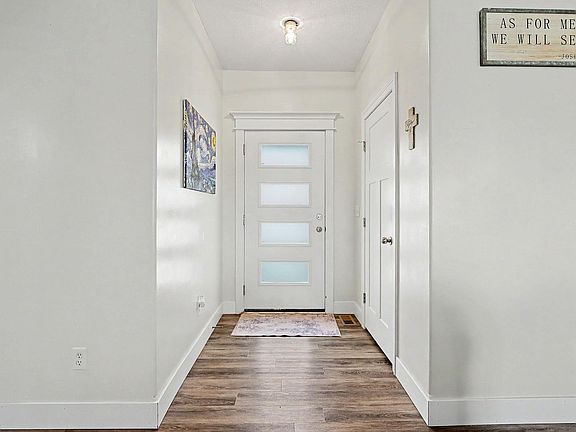 3rd image of 1439 N Aster St