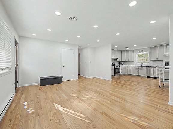 5th image of 402 Boggess St