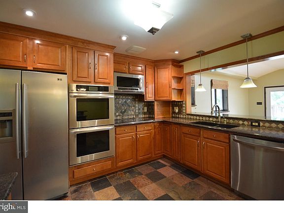 5th image of 258 Emelia Dr