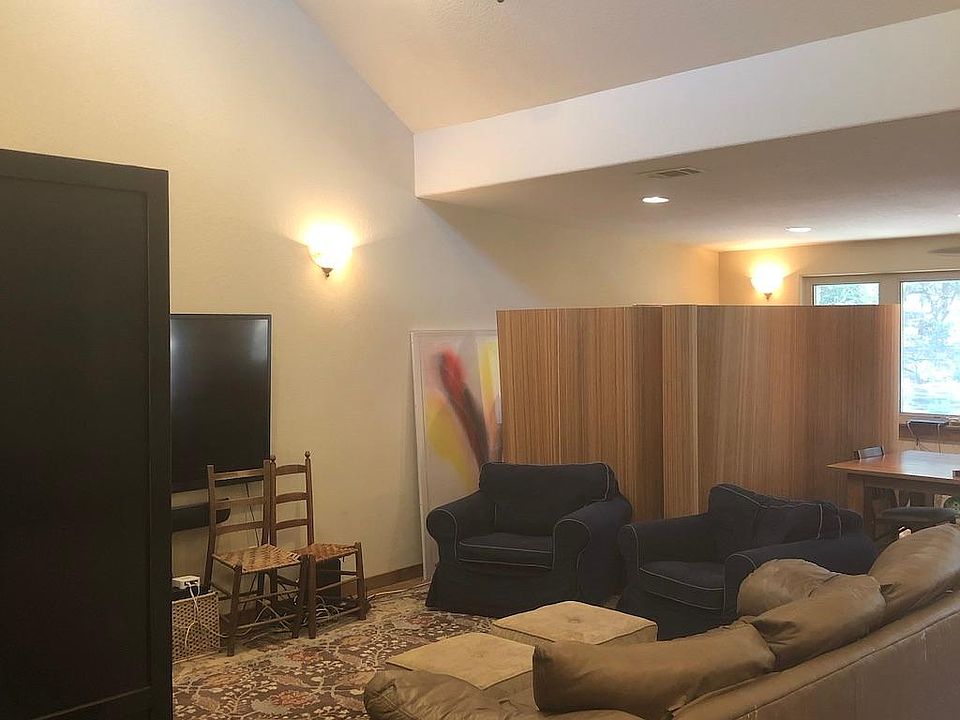 Great room (with enough space for 3rd bedroom)