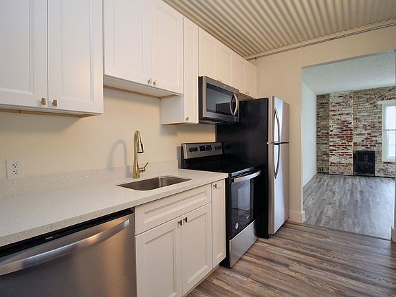 4th image of 843 N Knott St #201