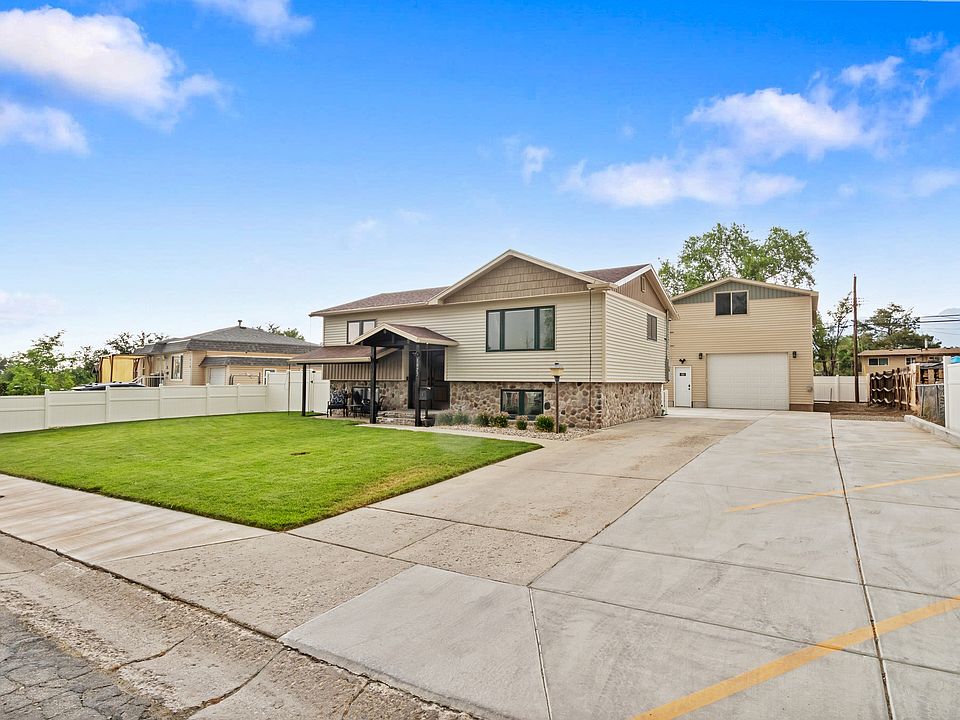 1st image of 1027 E Serpentine Way