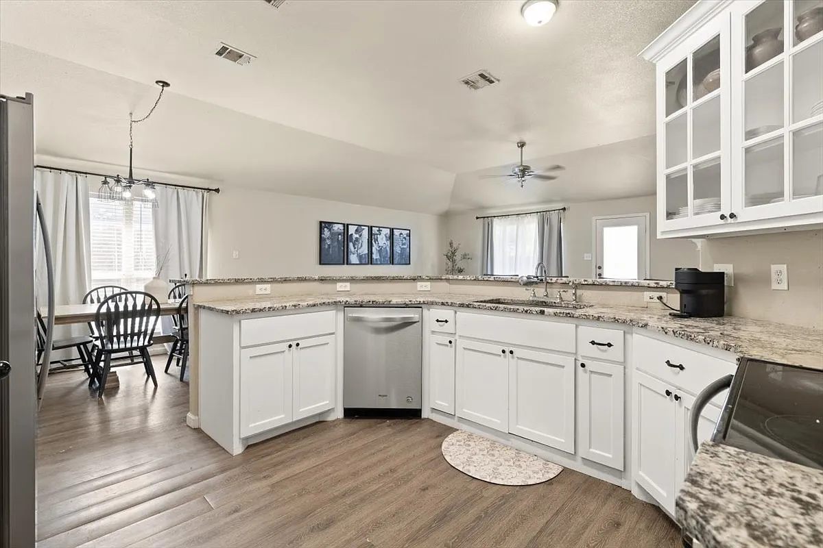 4 bed, 1823 sqft, $2,500 — Photo 4