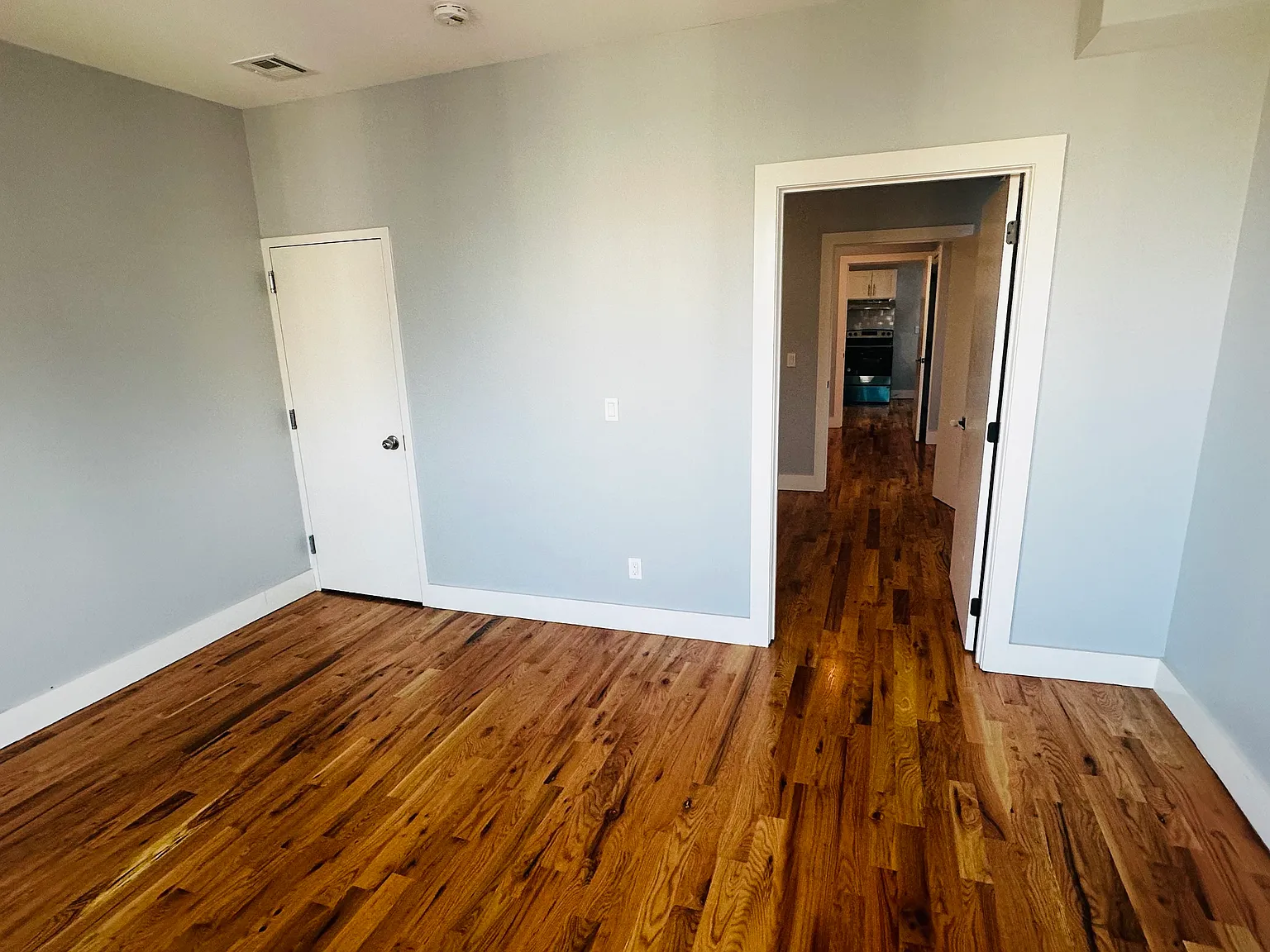 3 bed, 1000 sqft, $2,750 — Photo 4
