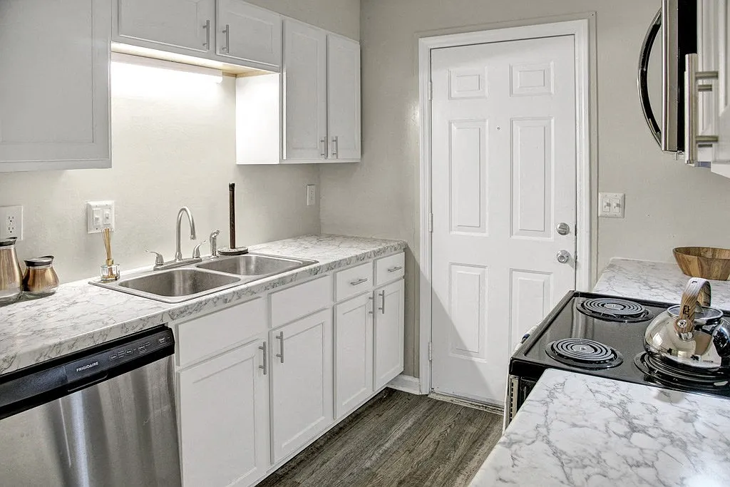 Madison Park Apartments & Townhomes — Photo 1