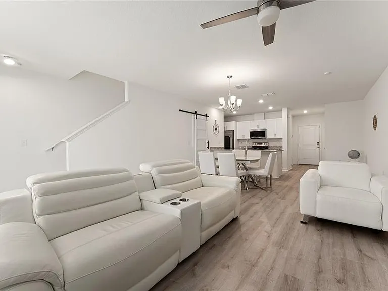 697 Stoney Point Cir — Photo 3